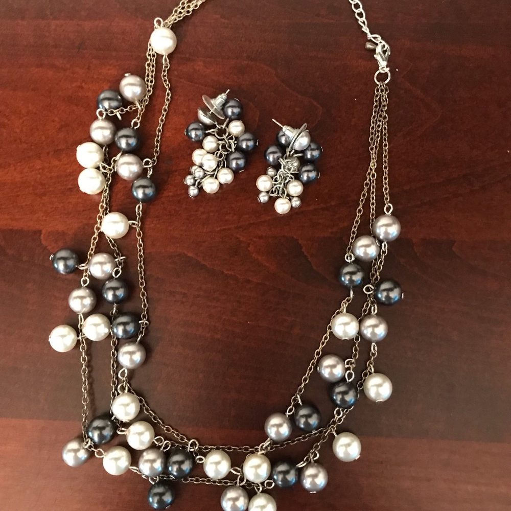 Pearl necklace/ earrings in white grey black